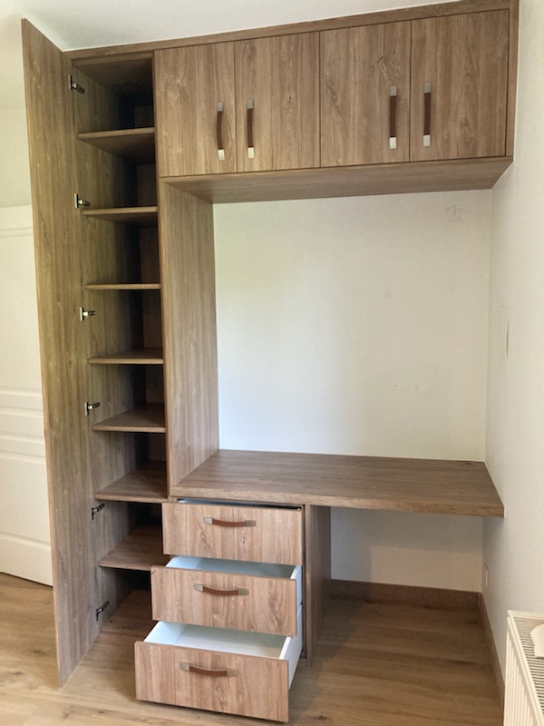 Bureau et meuble de rangement à Bourg-Saint-Christophe